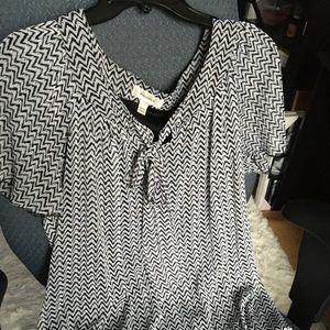 DRESSBARN  Chiffon Top black/white designs, elastic bottom, pit to pit 21